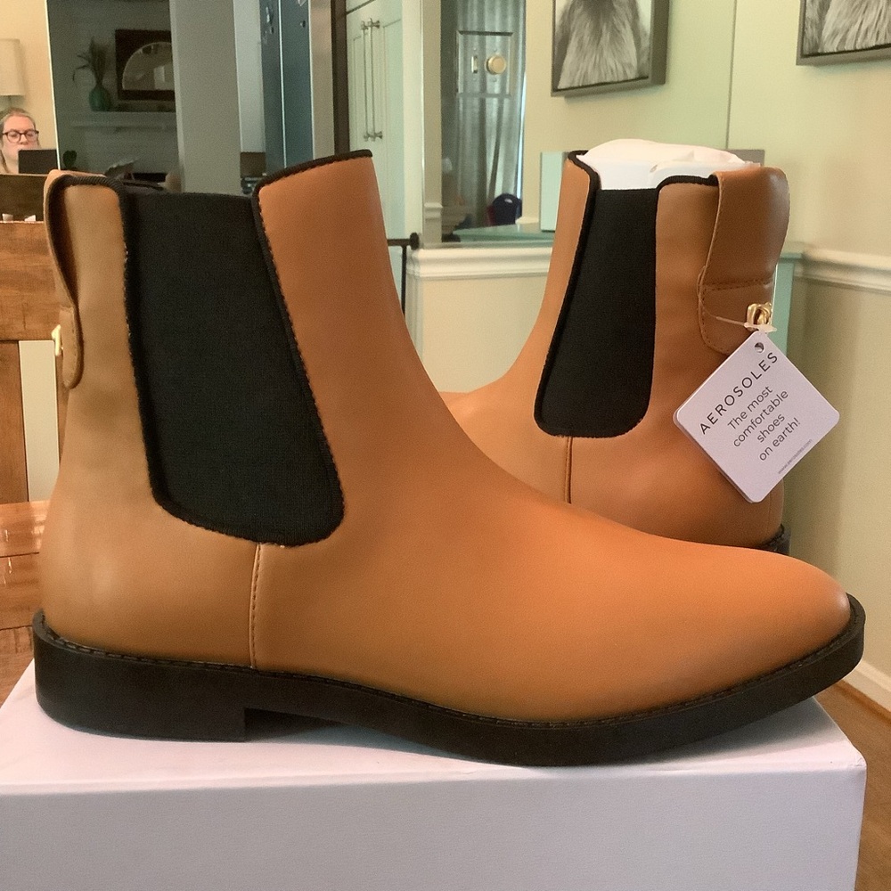 NIB AEROSOLES Tropea Camel Color Ankle Chelsea Boots Womens Sz 10